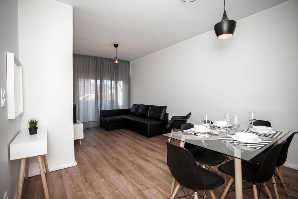 Downtown 3 Bedroom With Balcony - Quiet Street - Family Friendly - Groups Порто Екстериор снимка
